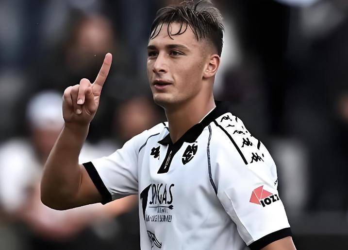 在对阵卡利, 意大利名宿, 他的射门准 在对阵卡利, 意大利名宿, 他的射门准